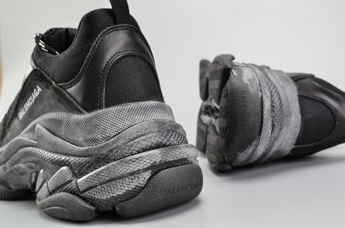 BL BLACK TRIPLE S TRAINER W06G01001